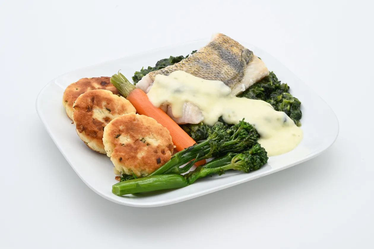 Sandre poêlé avec sauce au beurre, pommes de terre Macaire et feuilles d’épinards