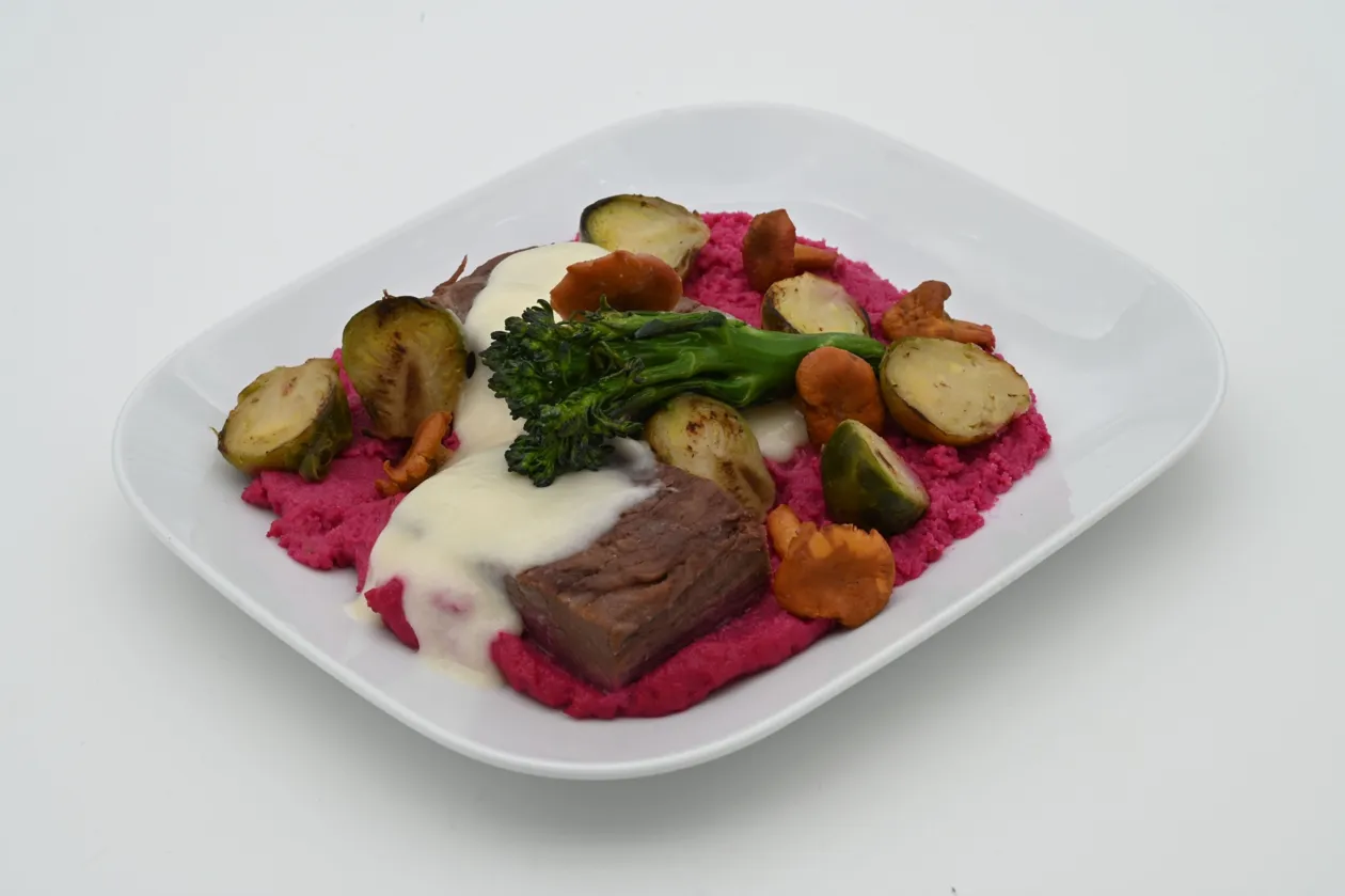 Sous-vide gegarte Rinderbrust mit gebratenem Rosenkohl und Rote Bete-Meerrettich-Püree