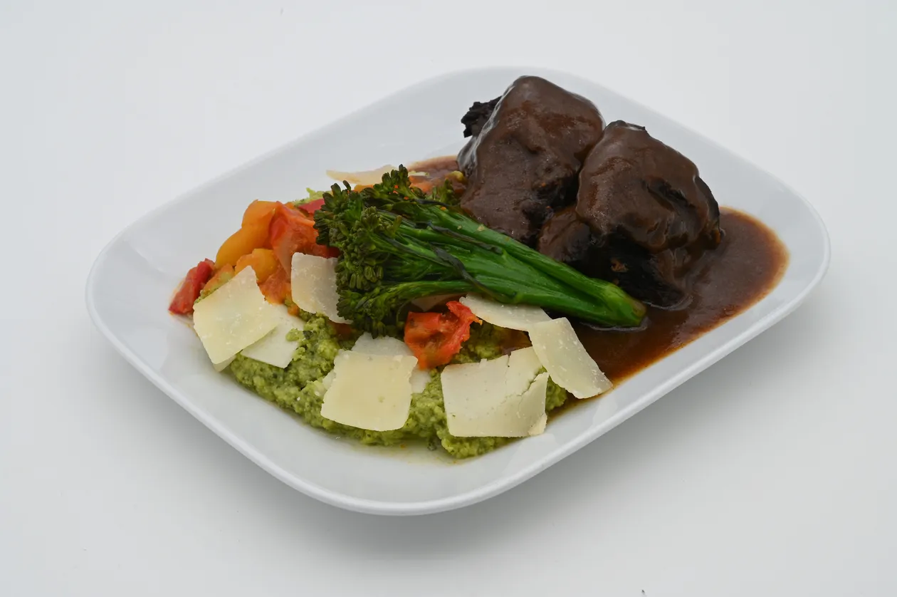 Rinderbäckchen mit Kräuterpolenta, Paprikagemüse, braune Sauce, Broccolini und Käse