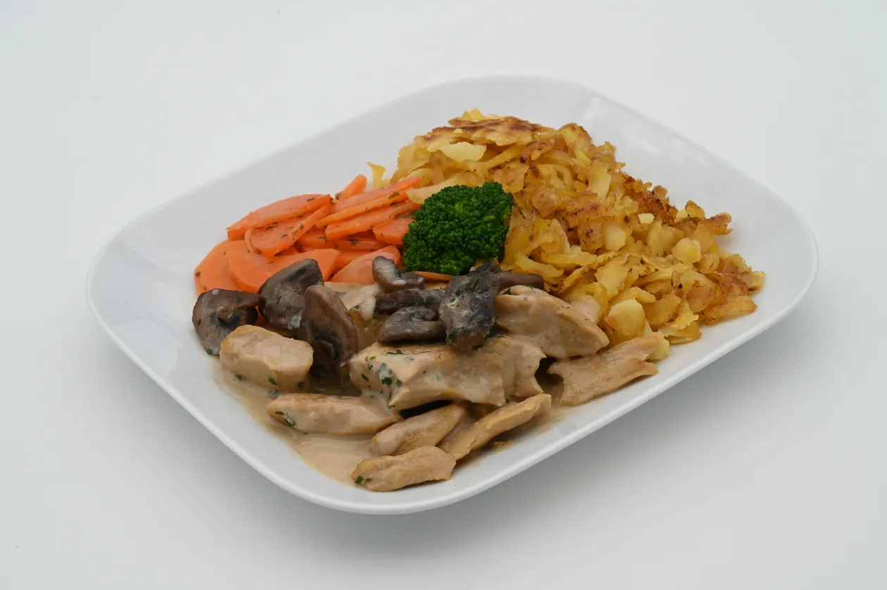 Emincé végétarien à la zurichoise avec champignons sautés et copeaux de rösti de pommes de terre